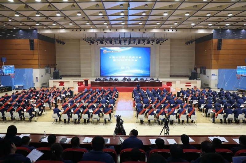 陈骁在5月29日周任务例会上夸大坚持“走在前线”的斗争姿势修养“迎难而上”的龙钢本性宏扬“做事创业”的拼搏精力连合同心专心完成扭亏脱困为团体外行业中站稳脚根完成合作力晋升做出龙钢进献